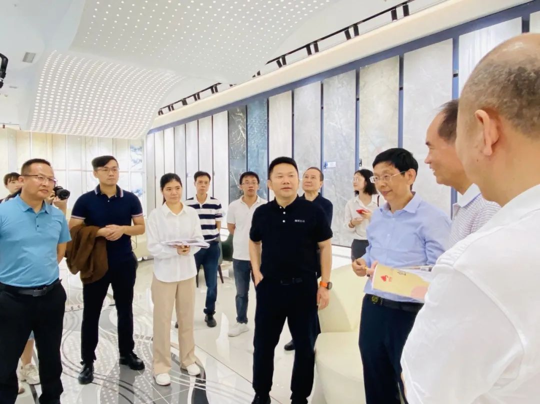 走進鷹牌|2022新銳榜評審團蒞臨鷹牌陶瓷總部展廳深入考察(圖4) 走進鷹牌|2022新銳榜評審團蒞臨鷹牌陶瓷總部展廳深入考察(圖4)