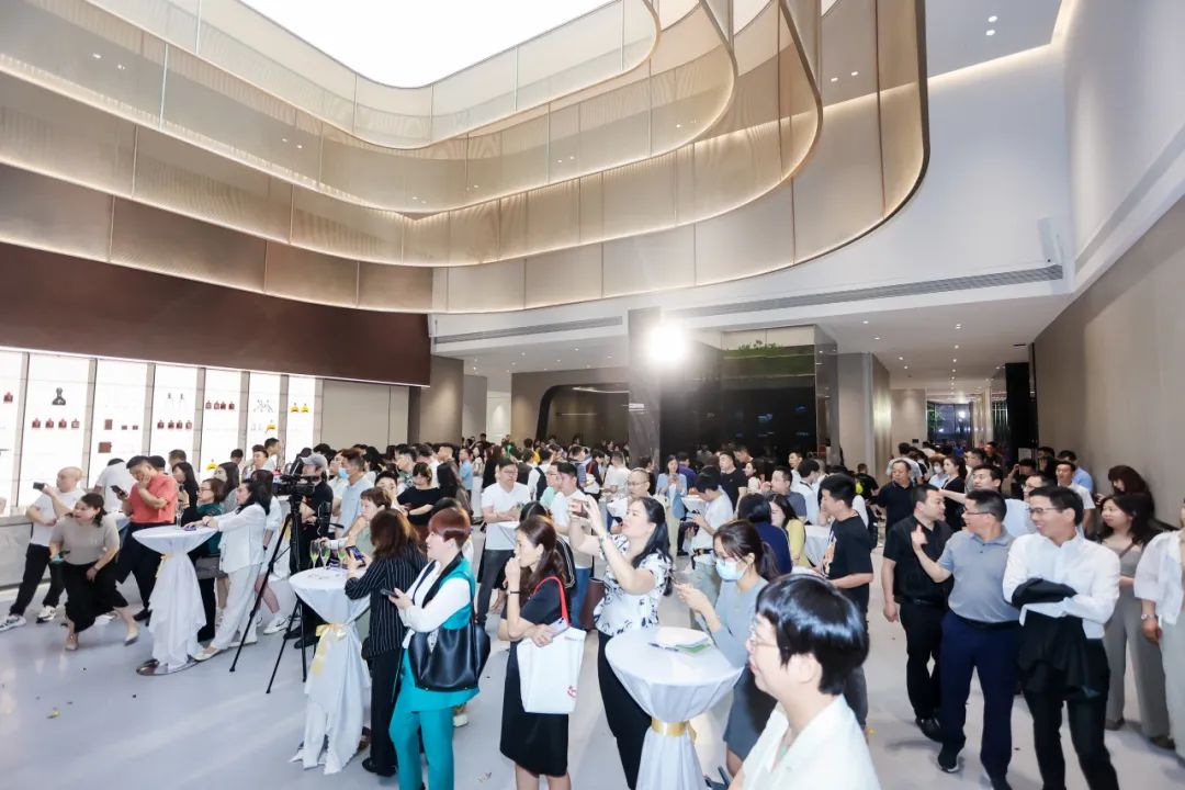 新鷹牌 創(chuàng)未來｜鷹牌新總部展廳盛大揭幕&中國瓷IP新品隆重上市！(圖26)