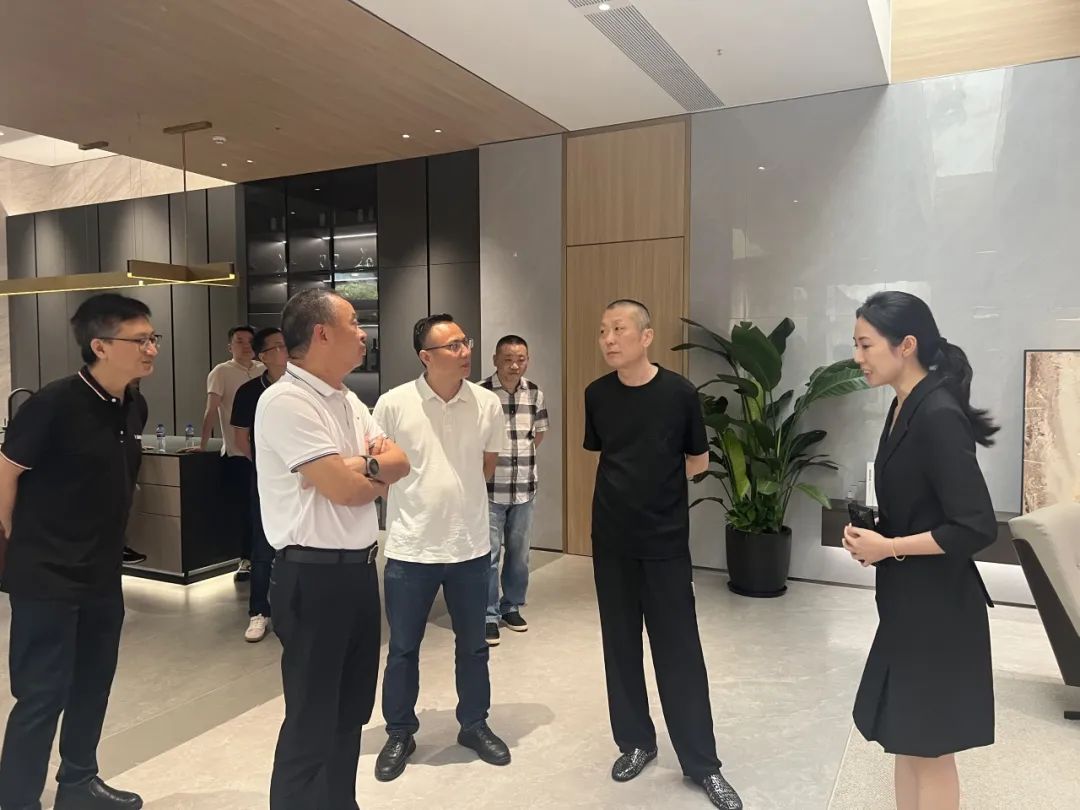 共話家居發(fā)展新趨勢|湖南千思裝飾集團張董一行蒞臨鷹牌總部參觀交流(圖1) 共話家居發(fā)展新趨勢|湖南千思裝飾集團張董一行蒞臨鷹牌總部參觀交流(圖1)