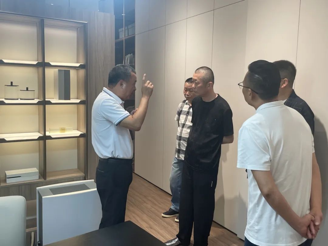 共話家居發(fā)展新趨勢|湖南千思裝飾集團張董一行蒞臨鷹牌總部參觀交流(圖3) 共話家居發(fā)展新趨勢|湖南千思裝飾集團張董一行蒞臨鷹牌總部參觀交流(圖3)