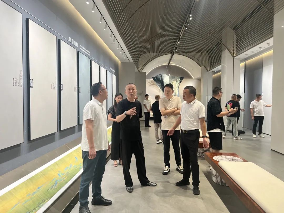 共話家居發(fā)展新趨勢|湖南千思裝飾集團張董一行蒞臨鷹牌總部參觀交流(圖7) 共話家居發(fā)展新趨勢|湖南千思裝飾集團張董一行蒞臨鷹牌總部參觀交流(圖7)