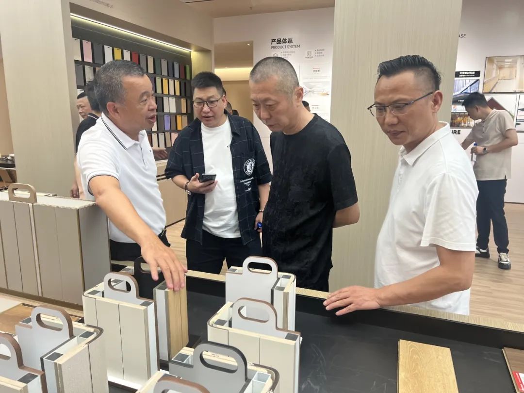 共話家居發(fā)展新趨勢|湖南千思裝飾集團張董一行蒞臨鷹牌總部參觀交流(圖5) 共話家居發(fā)展新趨勢|湖南千思裝飾集團張董一行蒞臨鷹牌總部參觀交流(圖5)