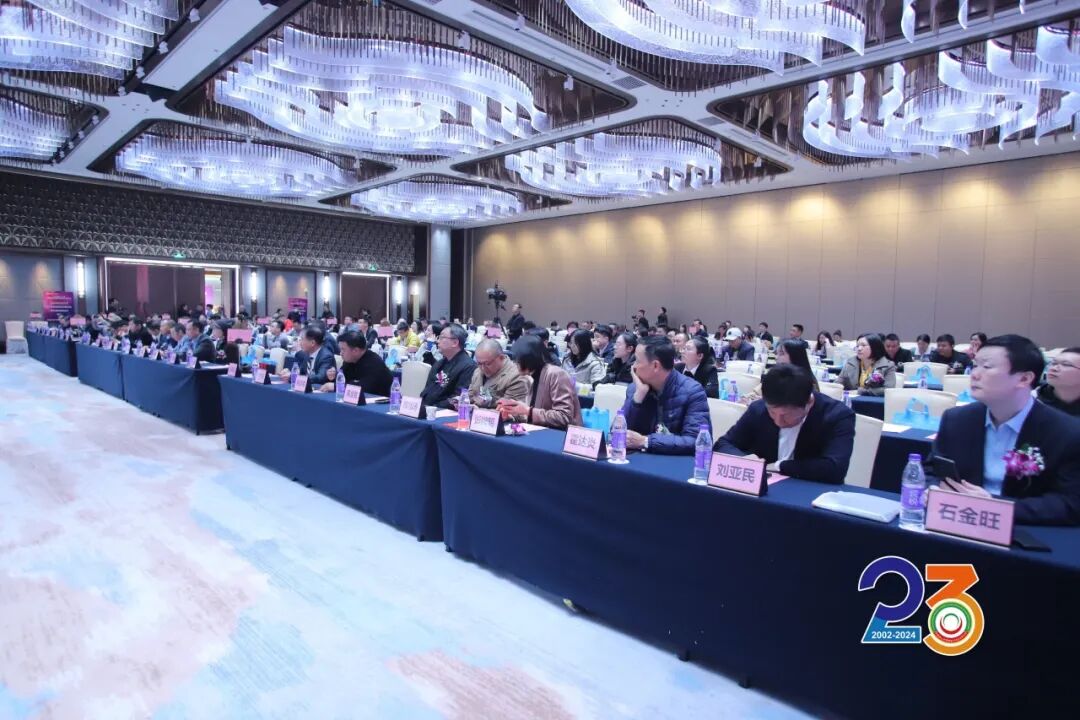 榮耀見證|鷹牌陶瓷榮獲“2024年度十大建陶明星企業(yè)”(圖1) 榮耀見證|鷹牌陶瓷榮獲“2024年度十大建陶明星企業(yè)”(圖1)