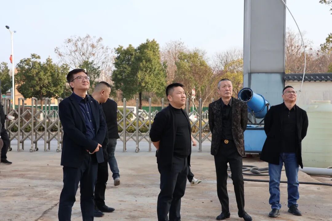 交流互進(jìn) 共謀發(fā)展｜鷹牌集團(tuán)赴千思裝飾考察交流，共話行業(yè)發(fā)展新趨勢(圖1)